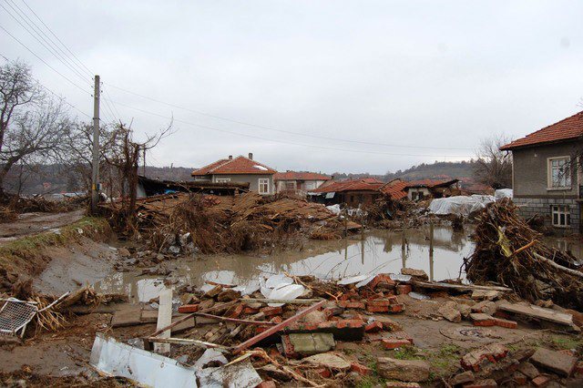Im Februar 2012 von Hochwasser und Sturm verwüstete Ortschaft um Süden Bulgariens