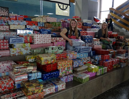 Weihnachtsaktion der OASE - Hilfe für Menschen in Not: Kinder der Grund- und Hauptschule Berg bei Neumarkt haben 344 Kinderweihnachtspäckchen gepackt. 